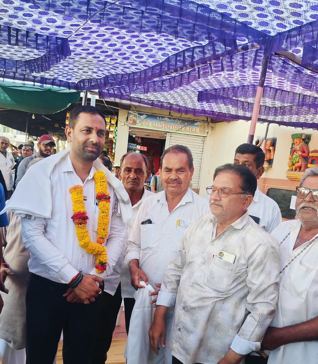 ikaushikvekaria's tweet photo. આજે મારા મતવિસ્તારના મોટી કુંકાવાવ ખાતે અંદાજિત રૂ. ૯૫૭ લાખના ખર્ચે તૈયાર થનારા કુંકાવાવ - દેરડી રોડના નિર્માણ કાર્યનું ખાતમુહૂર્ત કર્યું.

આ માર્ગનું કર્યા પૂર્ણ થવાથી કુંકાવાવ અને આસપાસના ગામો માટે પરિવહન વધુ સુગમ અને ઝડપી બનશે. https://t.co/9MsIm3EzJt