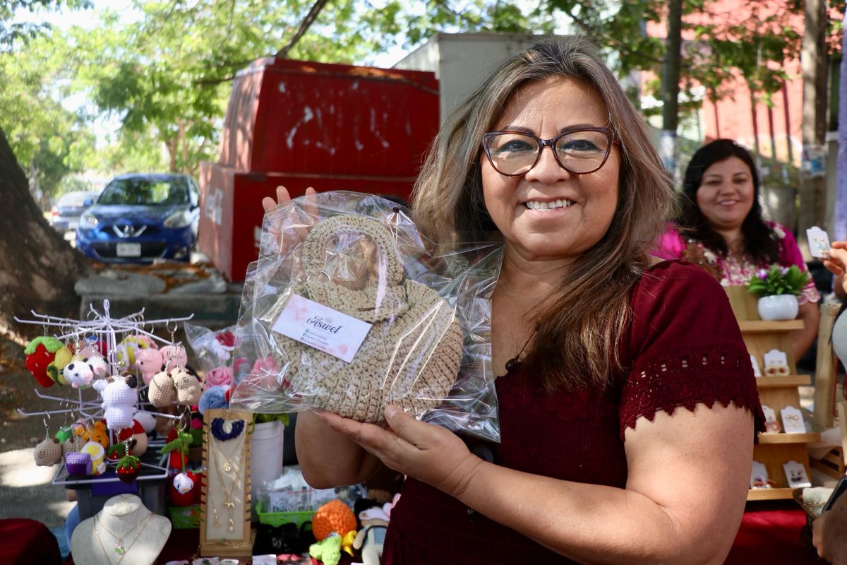 Participan nueve municipios en la Feria Artesanal Mujeres del Mayab que se realizó en las instalaciones SEMUJERES, en Mérida. La titular de  Semujeres, Sisely del Rosario Burgos Cano, resaltó el interés y participación registrado en este y eventos anteriores.