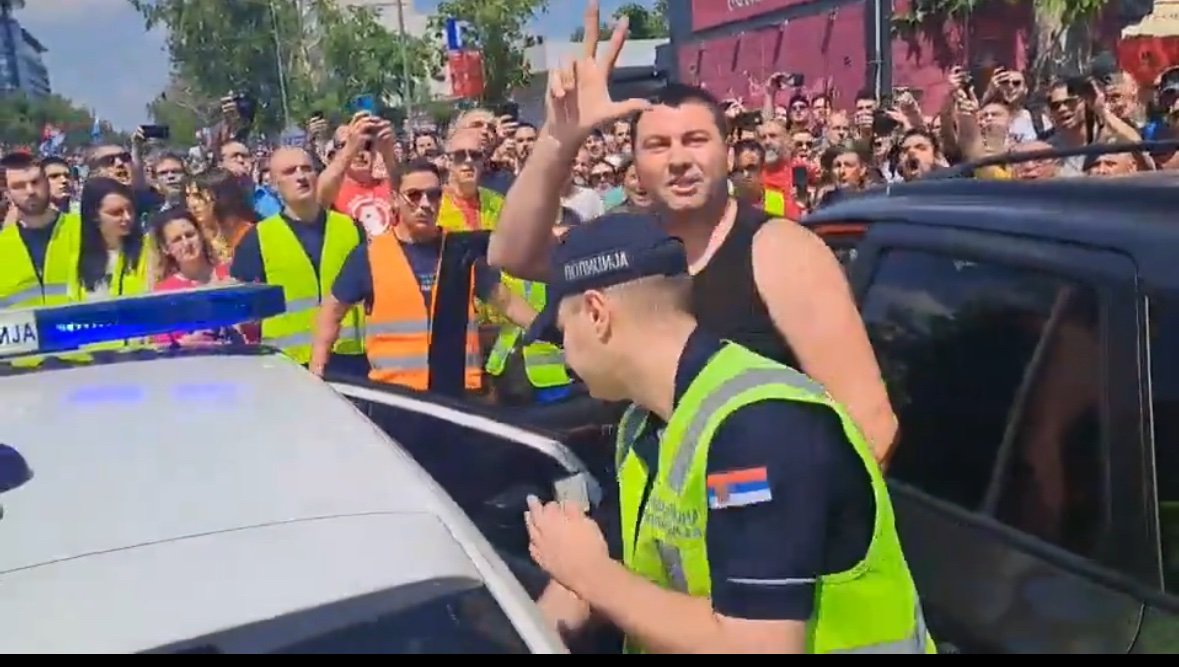 tштс novi 2.0🔴⚪️🔴⚪️ (@pohotniiiiiiiii) on Twitter photo Zaleteo se na studente.
Zaposlen u EPS-u.
Iz Ledinaca. Zaleteo se na studente.
Zaposlen u EPS-u.
Iz Ledinaca.