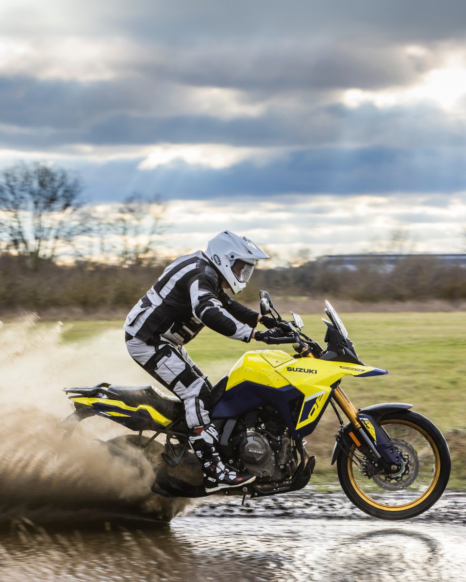SuzukiBikesUK's tweet image. Gravel mode ✅
220mm ground clearance ✅
21-inch front ✅

Let&apos;s go on an adventure! 
#VStrom #AdventureBike #SeriousFun