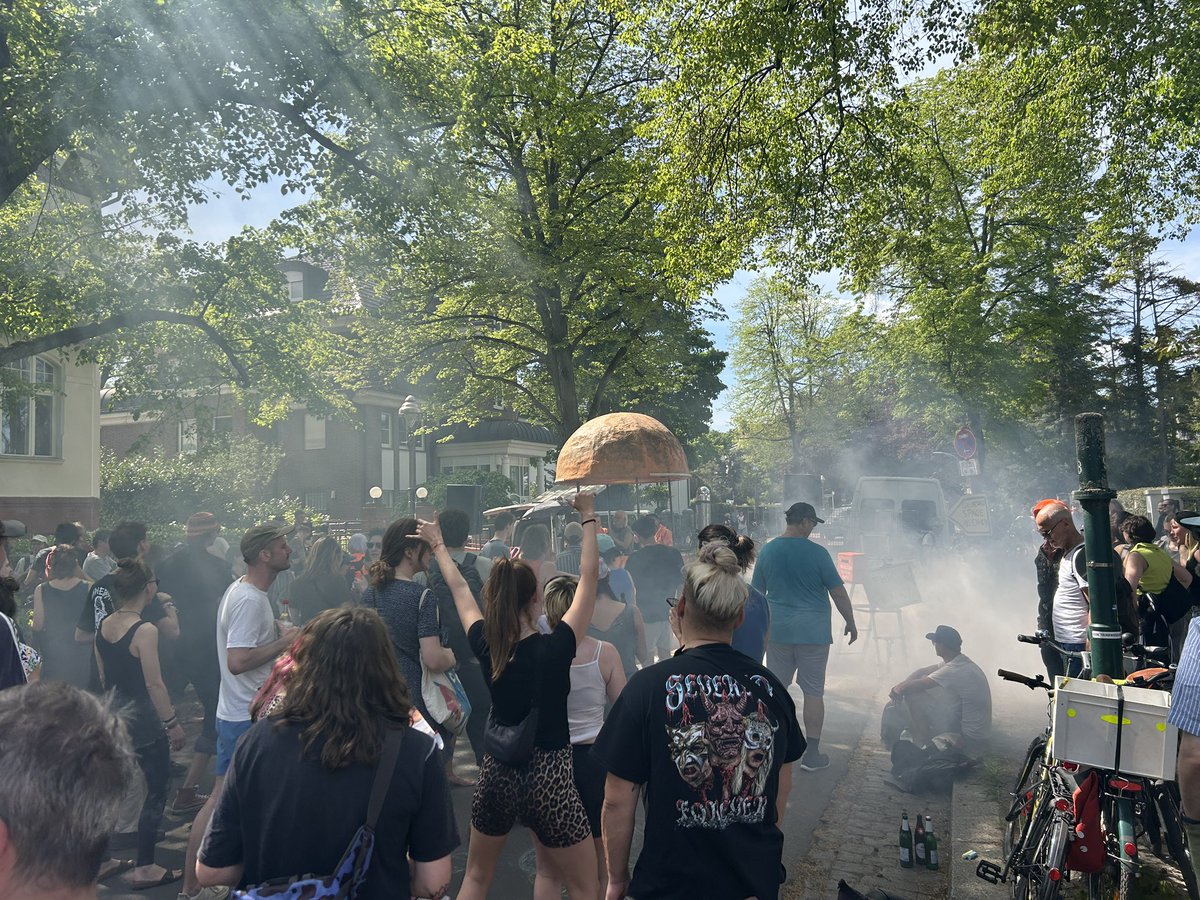 #mygruni jetzt: in der Lynarstraße ist ein oranges „Räumschiff“ als DJ-Pult aufgebaut, getanzt wird, zu Theaternebel und dem sinnreichen Text „ 1,1,1, wir scheißen auf die Bullen.“ #b0105