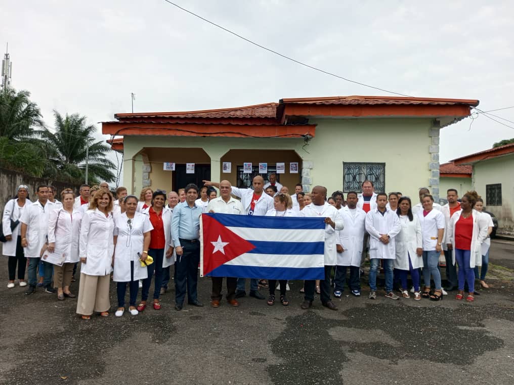 La Brigada Médica Cubana en Guinea Ecuatorial <a href="/BMCGuineaEcuat/">Cubacoopera Guinea Ecuatorial</a> este #PrimeroDeMayo  reafirma el compromiso con nuestro país #Cuba y con nuestro sistema de salud pública, porque #PorCubaJuntoCreamos