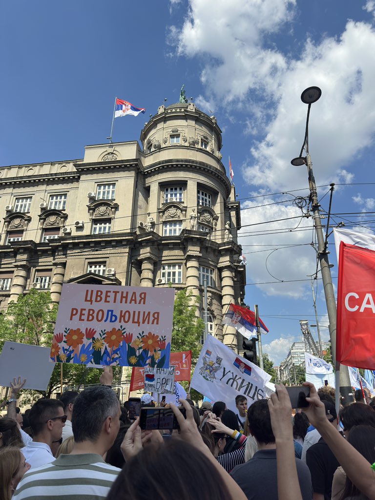 Студенти уз раднике!

📍Влада Републике Србије