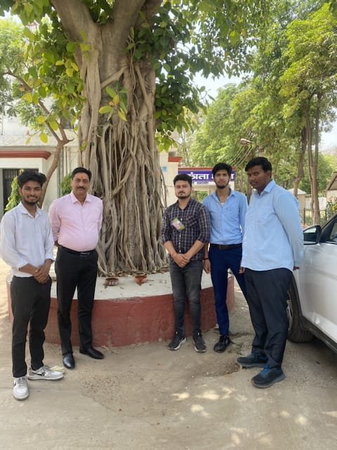 ABVP4Agra's tweet photo. विकासार्थ विद्यार्थी, आगरा महानगर की डॉ भीमराव आंबेडकर विश्वविद्यालय इकाई द्वारा चिलचिलाती गर्मी के बीच पक्षियों के लिए पानी के लिए सकोरे वितरण किए गए।

आप सभी से आग्रह है कि आप सभी अपने अपने घर की छतो पर पक्षियों के लिए दाना पानी की व्यवस्था अवश्य करे ।
#SFD
#sfdagramahanagar https://t.co/Lsgx98o9sR