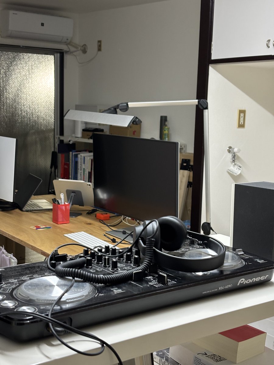 <a href="/tndhjm/">角田創 Hajime Tsunoda</a> と<a href="/TSKOKMT/">岡本斗志貴 ARCHIVE</a> とで借りているアトリエ、自分の天板が届いたり棚ができたりとようやくそれらしくなってきた。