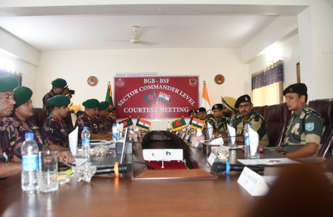 BSF_MizoramCach's tweet photo. On 30 Apr 2025, a Sector Comdr Level Courtesy Meeting between #BSF Sector Comdr Silchar & #BGB Sector Comdr Sylhet was held at BLPA Hall, Bangladesh. Both sides reaffirmed commitment to maintain peace & tranquility along the IB.
#BorderCooperation https://t.co/GOCJ9vbAan