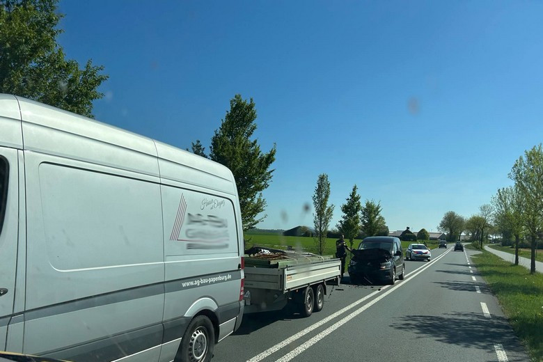 Auto botst op aanhanger bij Bellingwolde