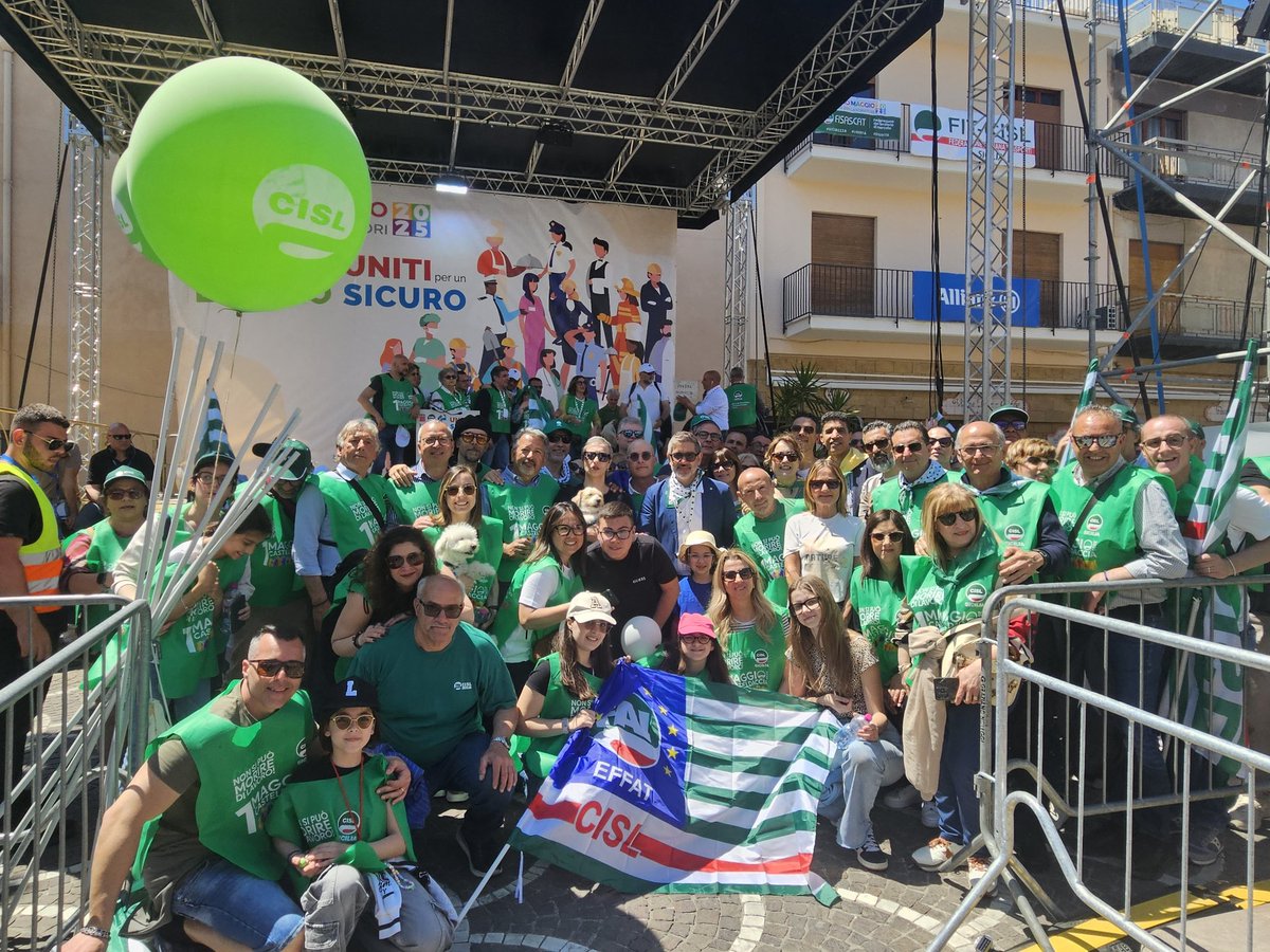 fai_cisl's tweet photo. PRIMO MAGGIO 2025 🔴🟢🔵

La numerosa delegazione #FaiCisl in piazza a #Casteldaccia per la festa dei #lavoratori in questo Primo Maggio dedicato alla #sicurezza sul #lavoro. La manifestazione è stata conclusa dalla Segretaria Generale @CislNazionale #DanielaFumarola 

#primomaggio2025 #1M2025 #CgilCislUil