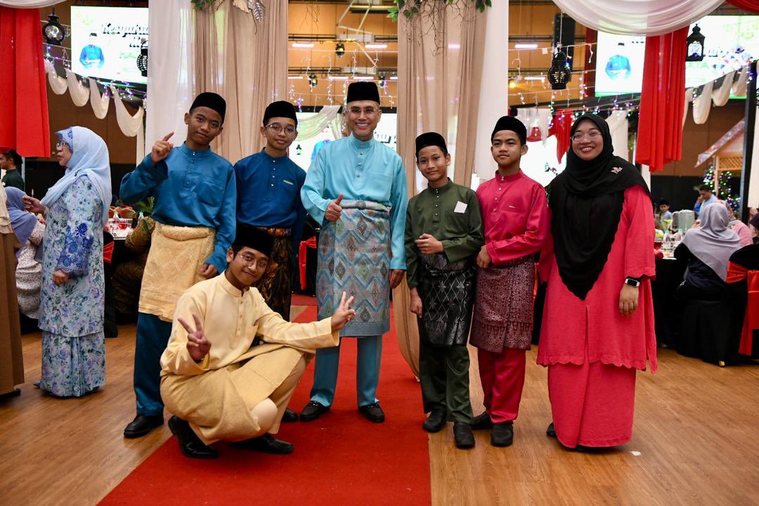 MohdShukriYajid's tweet photo. Happy and cheerful moments with our guests, parents, students and alumni at the Majlis Kesyukuran &amp; Mahabbah Hari Raya, hosted by @YayasanMSU and @sbiyayasanmsu. It is always welcoming to see everyone in a festive mood coming together in unity. @MSUmalaysia https://t.co/IOPZLFhPAo