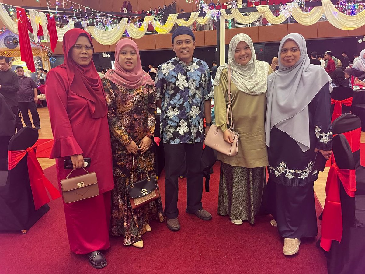 MohdShukriYajid's tweet photo. Happy and cheerful moments with our guests, parents, students and alumni at the Majlis Kesyukuran &amp; Mahabbah Hari Raya, hosted by @YayasanMSU and @sbiyayasanmsu. It is always welcoming to see everyone in a festive mood coming together in unity. @MSUmalaysia https://t.co/IOPZLFhPAo