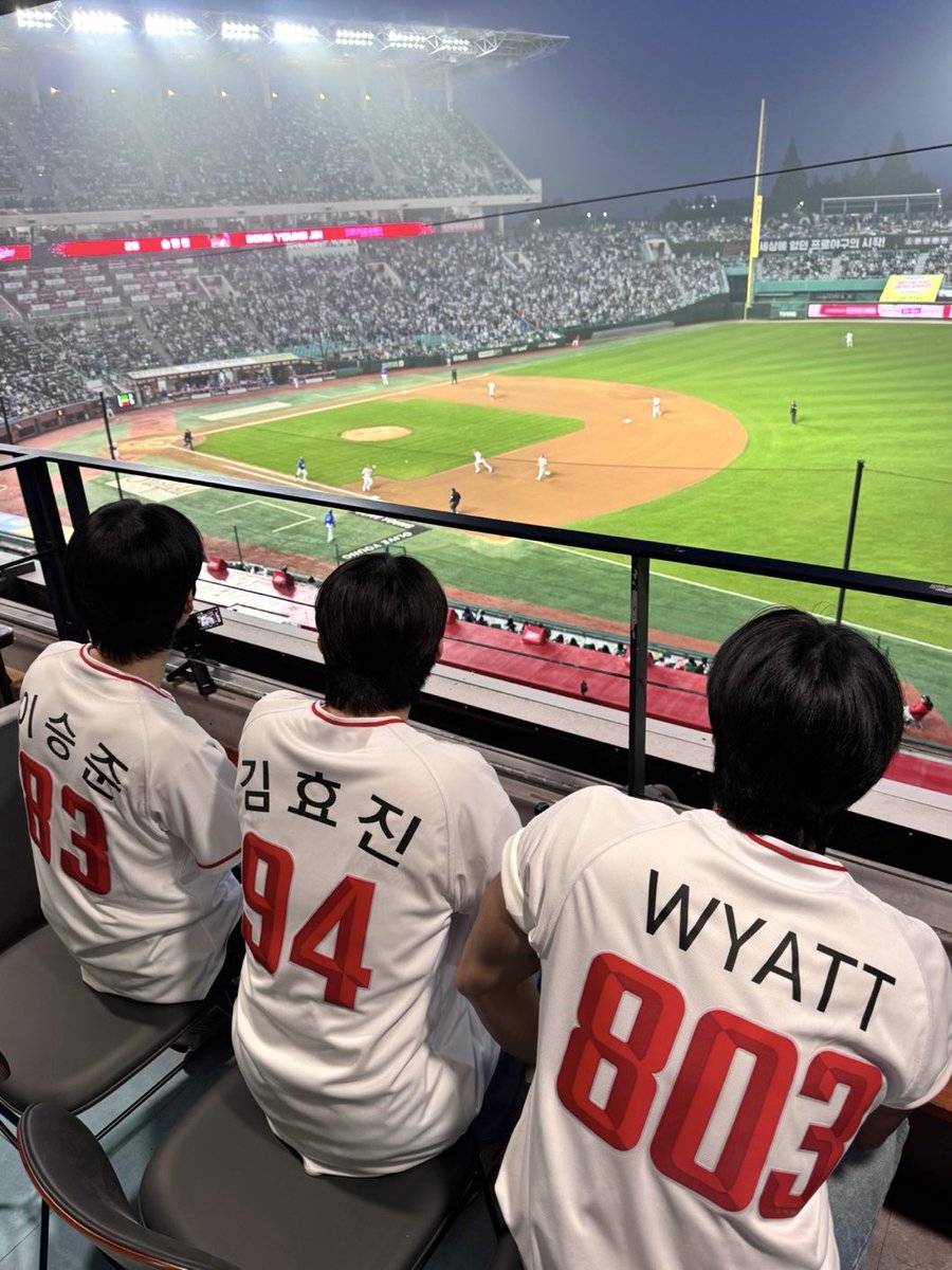 [#LightONF] 25.05.01 2025 KBO리그 삼성:SSG - SSG랜더스 시구•시타•시포 📸

온앤오프가 간다 SSG랜더스로 higher ⚾️
날씨 요정, 승리 요정 그걸 다 온앤오프가 해냅니다💡
데뷔 후 첫 마운드에 올라선 온앤오프에게 오늘은 소중한 날로 기억될 거예요💕

#온앤오프 #ONF #효진 #HYOJIN #승준