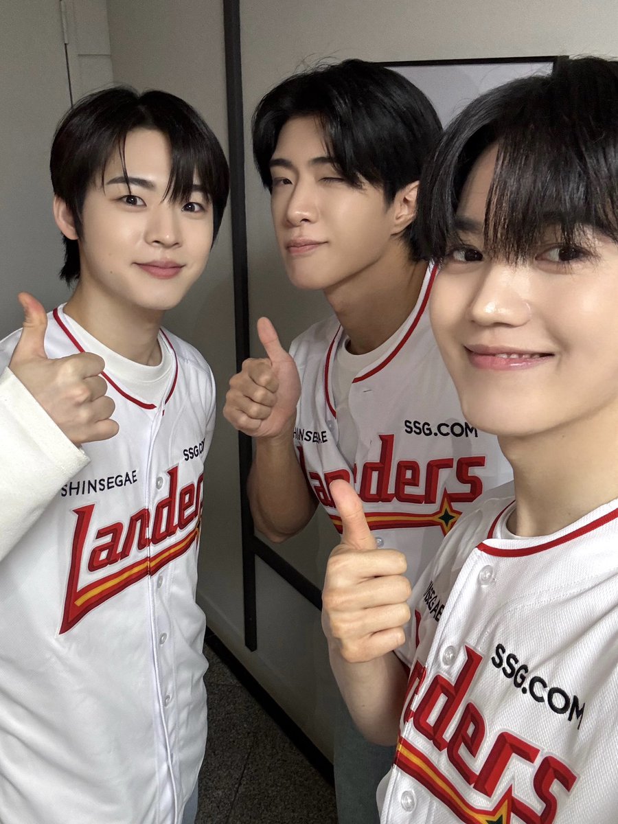 ONF_offcl's tweet photo. [#LightONF] 25.05.01 2025 KBO리그 삼성:SSG - SSG랜더스 시구•시타•시포 📸

온앤오프가 간다 SSG랜더스로 higher ⚾️
날씨 요정, 승리 요정 그걸 다 온앤오프가 해냅니다💡
데뷔 후 첫 마운드에 올라선 온앤오프에게 오늘은 소중한 날로 기억될 거예요💕

#온앤오프 #ONF #효진 #HYOJIN #승준 #SEUNGJUN #와이엇 #WYATT