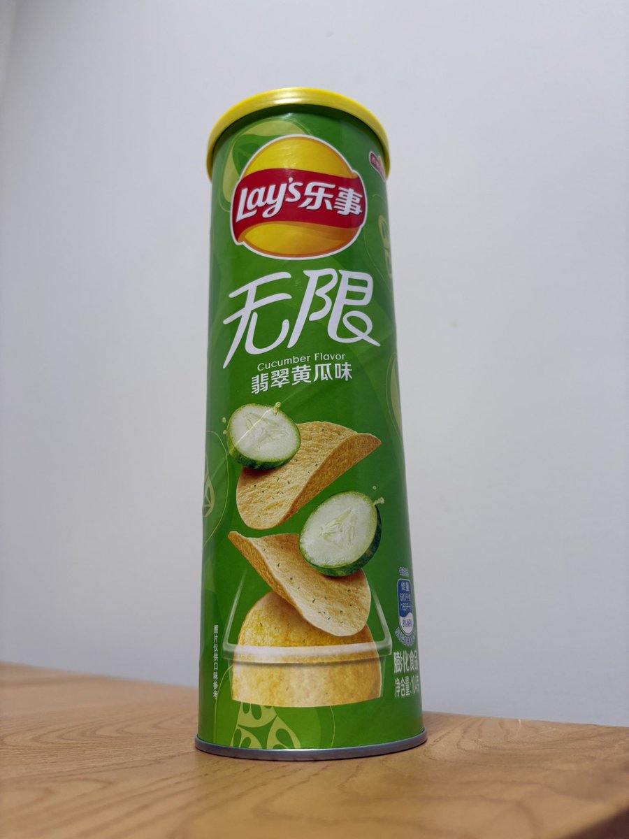 中国で食べた料理はどれも美味しかったのだが、唯一意味不明だったのがこちら。
キュウリ味のポテチ！！

食感は当然ポテチのそれなのだけど、後味がキュウリで混乱する！中国発のフレーバーらしい！
少なくとも日本では流行らないだろう……😤

#劇的中華推文
#ドラマティック食レポ