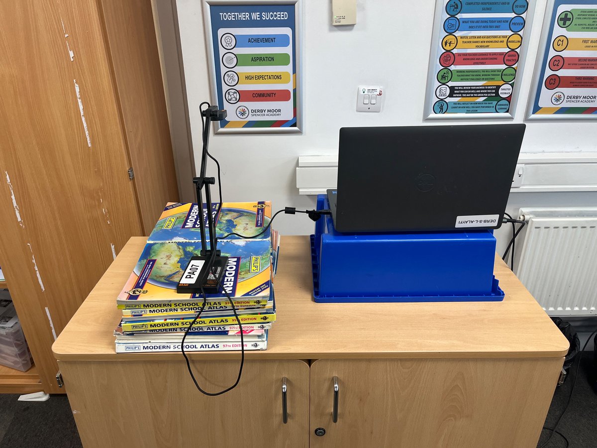 MrL_Hist's tweet photo. @MrRobHistory @hb_history This is my diy set up. Better than nothing and I still have the main desk. Moved to the middle as well as I have a better view and have seen a massive improvement in behaviour https://t.co/YpSxcnPKSm