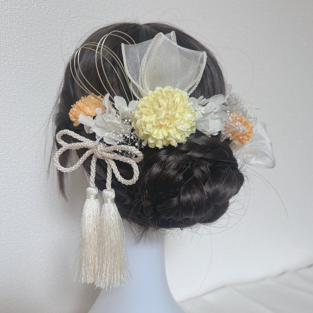 黄色とオレンジのお花が華やかな髪飾りです💛🧡
Minne、creemaにて販売中です！
よろしくお願いします🙏🏻

minne.com/items/42721229

 #成人式髪飾り
 #ハンドメイド
 #成人式前撮り
 #成人式ヘア
 #成人式