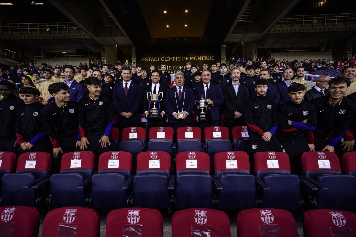 FCBmasia's tweet photo. 😍 Recepció institucional a la Llotja de l’Estadi Olímpic Lluís Companys al Juvenil A, campió del triplet, per part de la Junta Directiva, encapçalada pel president @JoanLaportaFCB 

💙❤️ https://t.co/OczFWUbVsa