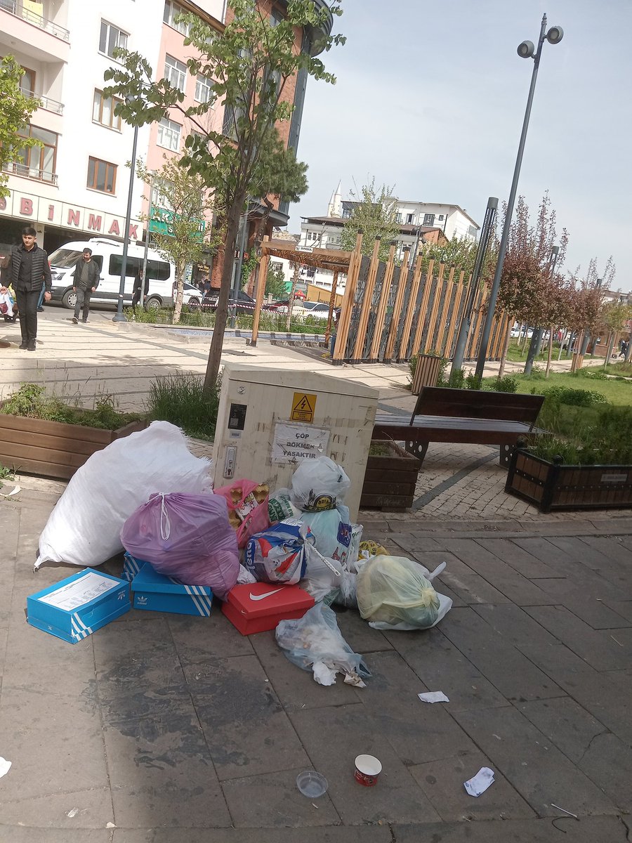 Bingöl Yenişehir parkı saat  15 30 da çöp yığını