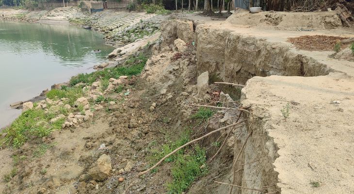 নড়াইলের মধুমতী নদীর অসময়ে ভাঙছে বিপাকে নদী পাড়ের মানুষ