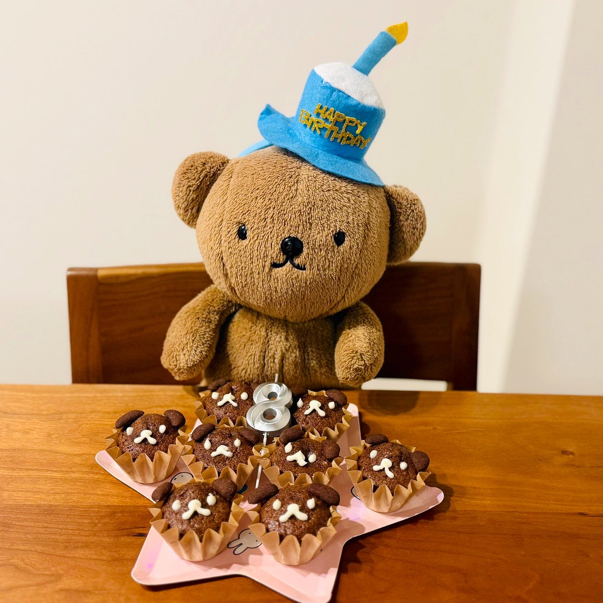 BorisPori's tweet image. Happy Birthday Pori( ・ᴥ・ )✨

本当は9歳ですが、勘違いで8歳になりました🎂