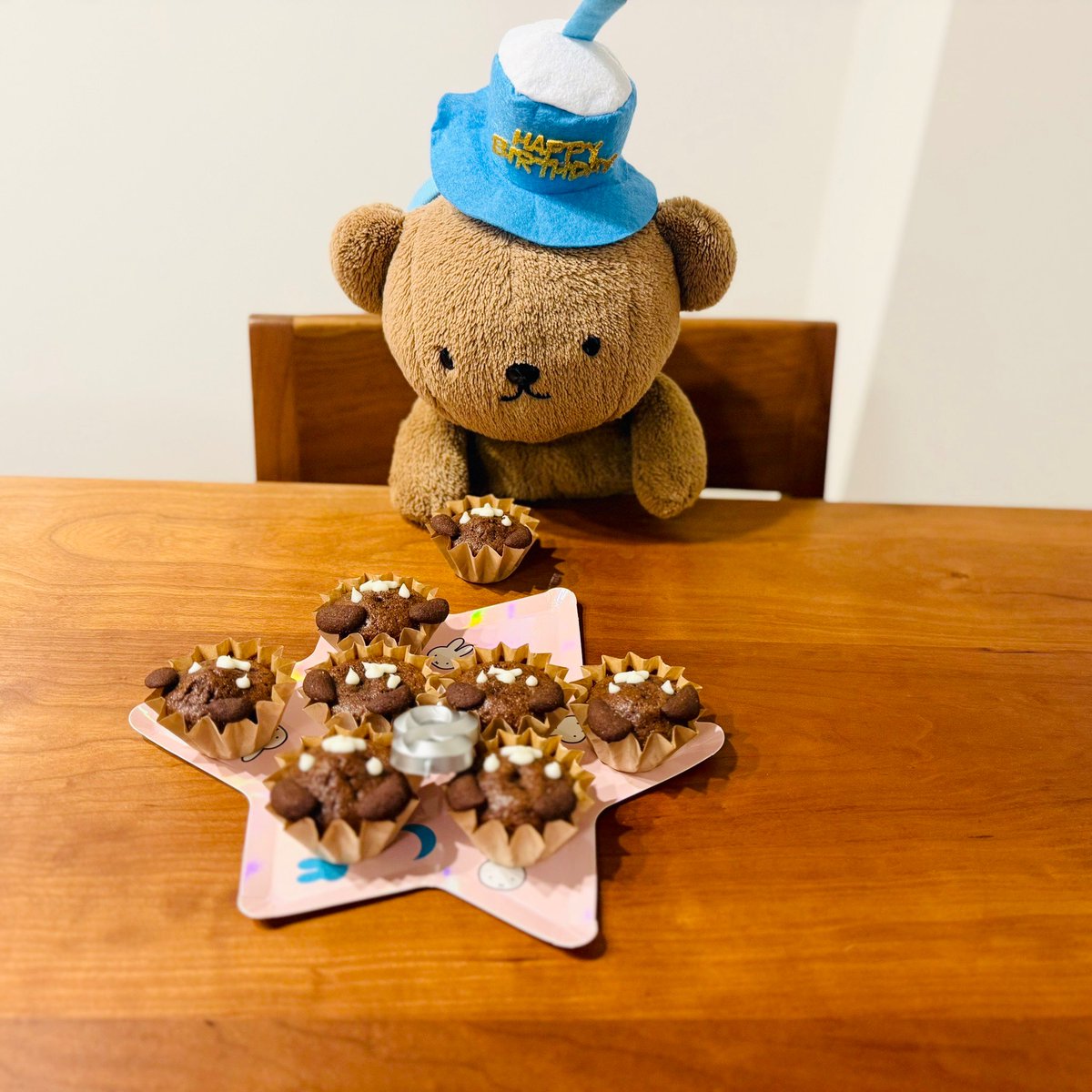 BorisPori's tweet image. Happy Birthday Pori( ・ᴥ・ )✨

本当は9歳ですが、勘違いで8歳になりました🎂