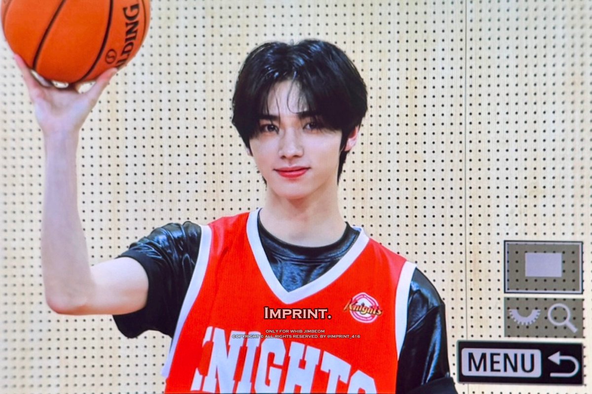 Imprint_416's tweet photo. 250501 
어케햇지..🕴🏻🏀

#휘브 #WHIB #진범 #JINBEOM https://t.co/ir5vILym7L