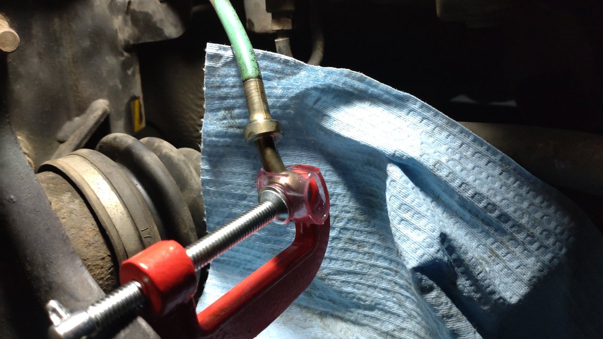 長期連休恒例の維持整備

今回はキャリパーOH
キャリパーには一部錆が発生してる。
ちょっと整備が遅かったかな。

ピストンは前回全て新品に交換してたのでまだ錆は無し。

フルードを垂れ流さないようにクランプと耐油ホースで目止め。
ボルト・ナットに銅ワッシャの方がいいんかな？