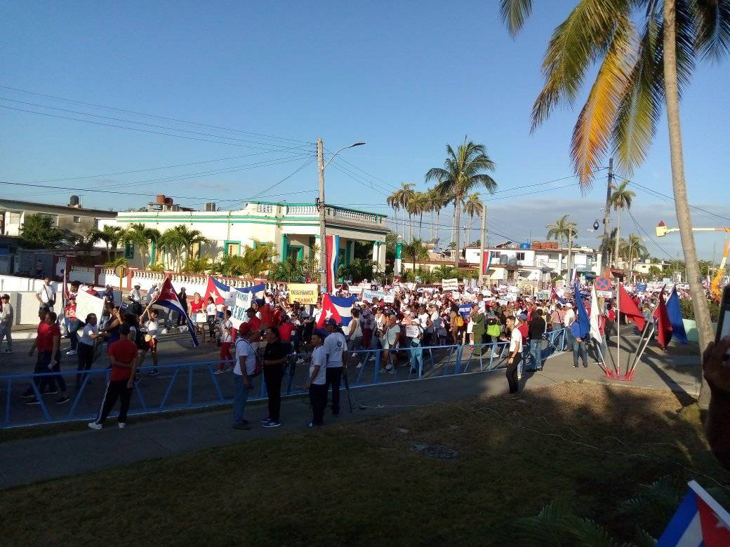 #TVYumuri Los trabajadores del sistema de la educación dicen presente este primero de mayo en #Matanzas. Todos con el alma en un país. El colorido y la masividad distingue el desfile por el día internacional del proletariado en #Cuba.#PorCubaJuntosCreamos 📸Karel Ricardo Roque
