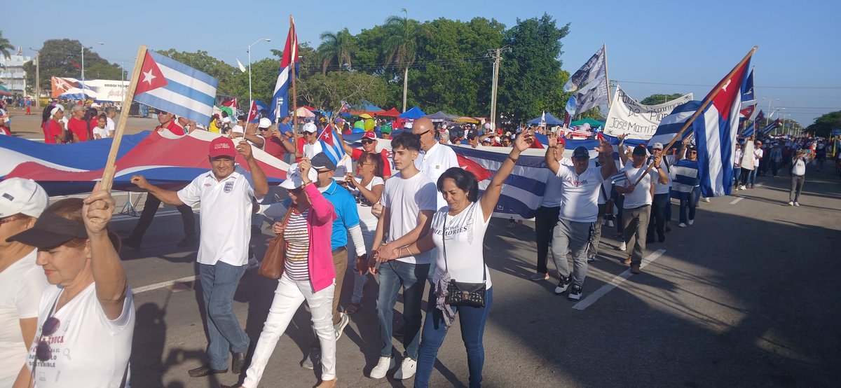 Con excelente colorido desfila este #1Mayo #PorLasTunasLaVictoria el sindicato de Educación, la Ciencia y el Deporte #PorCubaJuntosCreamos