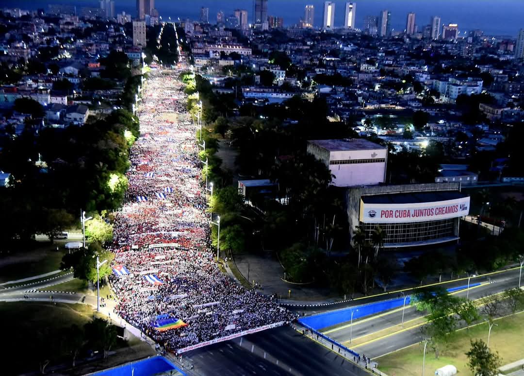 alfonso_noya's tweet photo. A 25 años del magistral concepto de Revolución que nos legó #FidelPorSiempre, celebramos unidos en la histórica Plaza de la Revolución José Martí el Día Internacional de los Trabajadores. Hoy defilamos por #Cuba🇨🇺,  firme, valiente y solidaria. #PorCubaJuntosCreamos https://t.co/xNwkLm3iNu