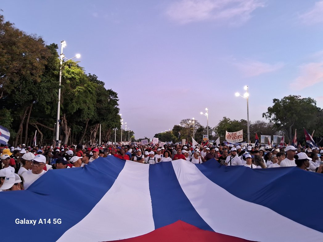 Desfile en el Día ia Internacional de los Trabajadores en La Habana. CIEM en 1ro de Mayo.