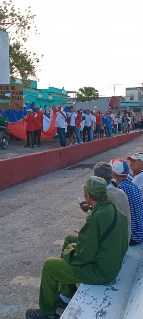 Educadores ,presentes este primero de mayo, porque #PorCubaJuntosCreamos <a href="/CubaMined/">MINED</a> <a href="/EMatancera/">Educación Matancera</a>