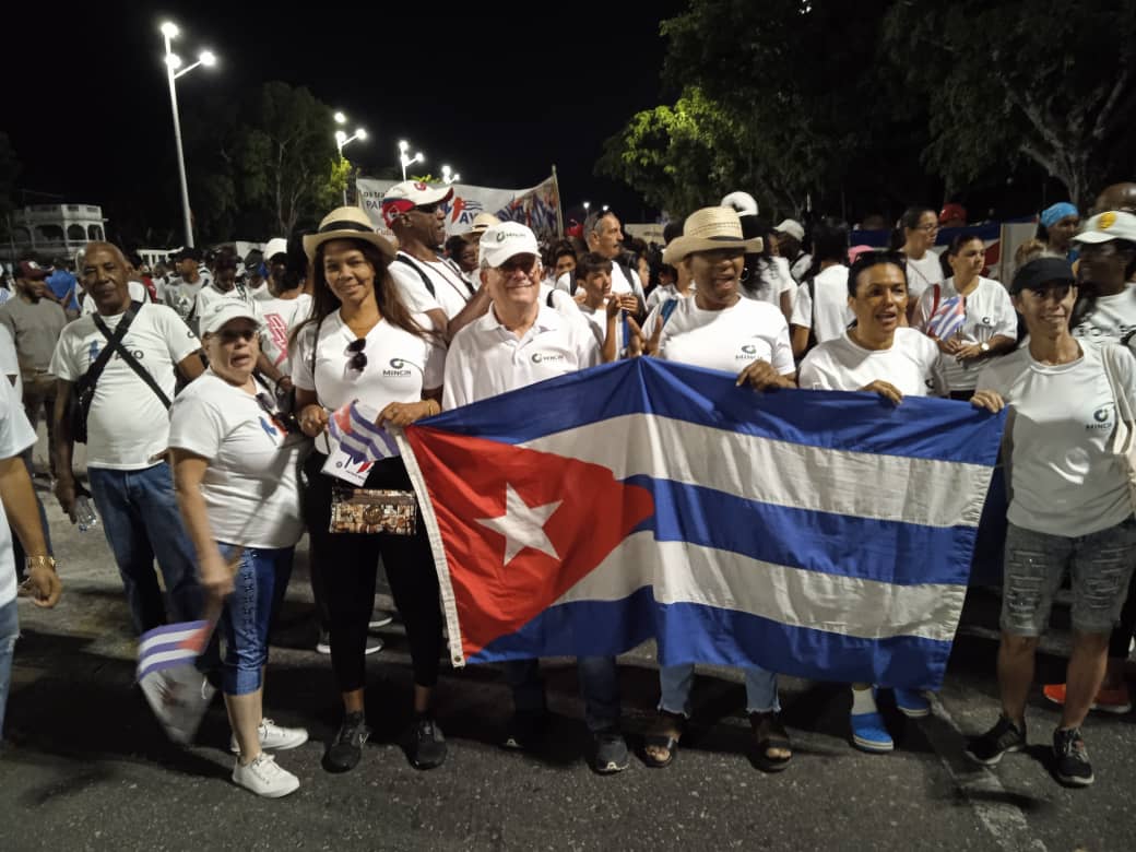 Una vez más los trabajadores del #ComercioCuba demuestran su apoyo a la Revolución. 
#1Mayo #PorCubaJuntosCreamos