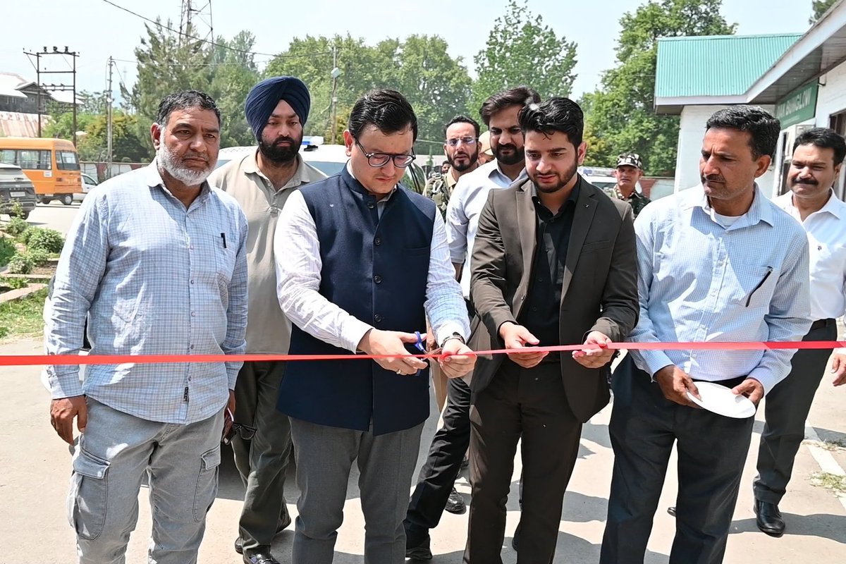 jkchanneltv's tweet image. On #InternationalLabourDay, DC Baramulla @mingasherpa inaugurated a medical &amp;amp; grievance redressal camp for #labourers. He encouraged workers to avail benefits of PMJJBY &amp;amp; PMSBY for their financial security.
@diprjk @DICBaramulla