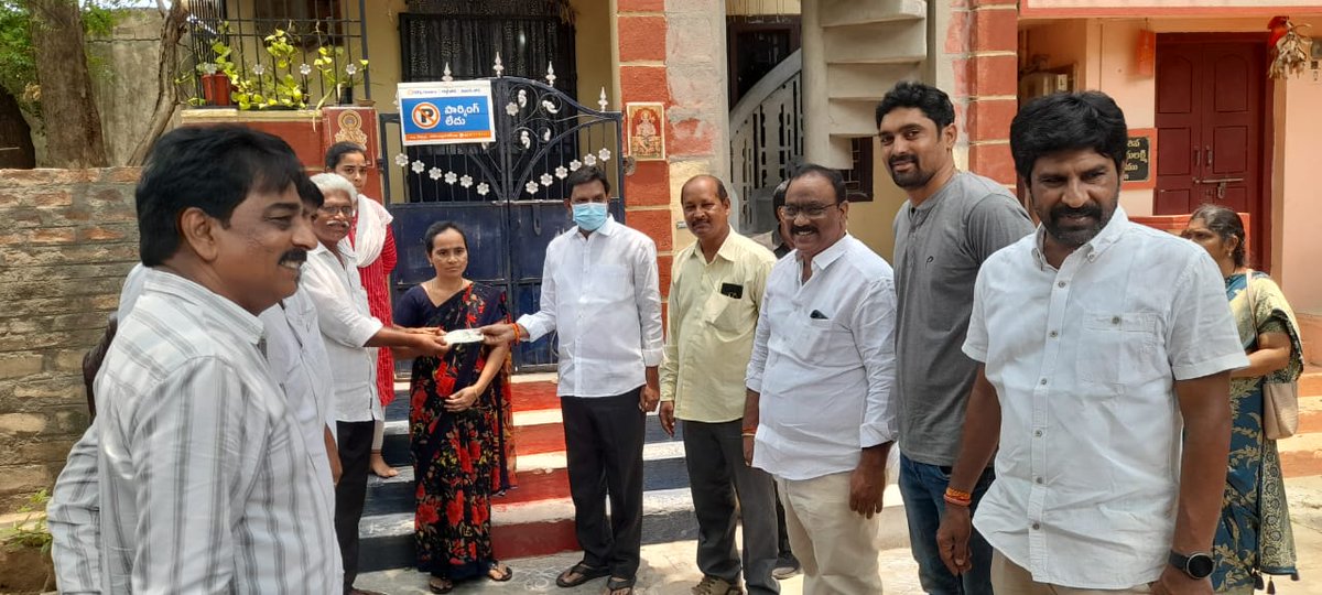 MuppidiOfficial's tweet image. ఈరోజు కొవ్వూరు టౌన్‌లో ఎన్టీఆర్ భరోసా పెన్షన్ల పంపిణీ కార్యక్రమంలో పాల్గొని, అర్హులైన వృద్ధులు, వికలాంగులు, వితంతువులకు పెన్షన్‌ మొత్తాలు అందజేసాను. ప్రజల ముఖాల్లో ఆనందం చూడటం నాకు గర్వంగా అనిపించింది. 
#MuppidiVenkateswaraRao  
#KovvurMLA  
#NTRBharosa  
#ManchiPrabhutvam