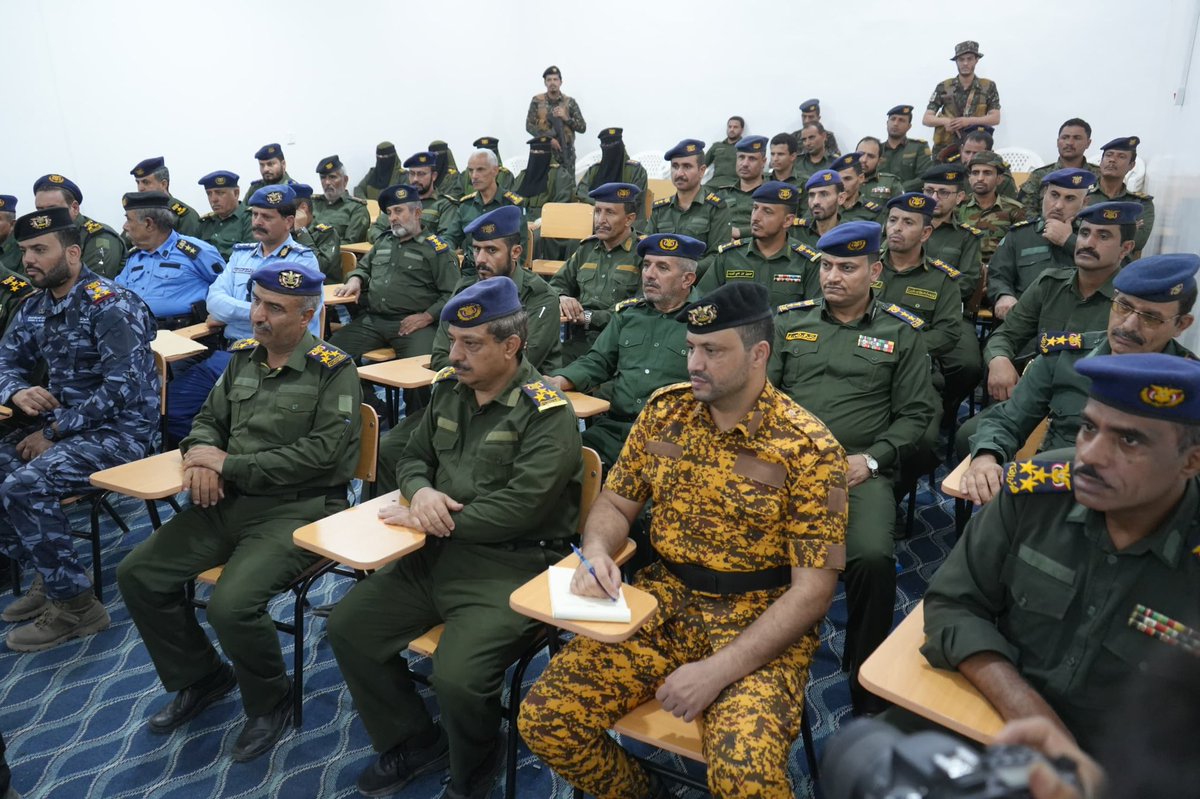 وزير الداخلية في زيارة تفقدية لشرطة محافظة مأرب 

الإعلام الأمني - مأرب 

قام وزير الداخلية اللواء الركن إبراهيم علي حيدان، اليوم، بزيارة تفقدية إلى مقر شرطة محافظة مأرب، التقى خلالها بقيادات فروع الوحدات الأمنية، ومدراء المناطق الأمنية، ومدراء أقسام الشرطة، ورؤساء فروع المصالح