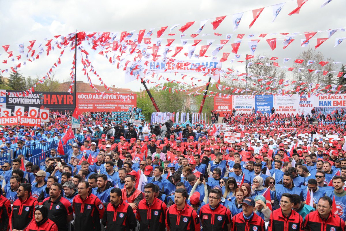 13 yıl aradan sonra 1 Mayıs’ı yeniden Ankara’da Kutladık  

Memur-Sen olarak; Diyarbakır, Çanakkale, Konya, Kahramanmaraş, 
Kütahya, Kocaeli, Şanlıurfa, Samsun illerinden sonra bu yıl yeniden Ankara dedik.

Memur, amir, genç, kadın, engelli, emekli, kısacası emekçiler olarak
