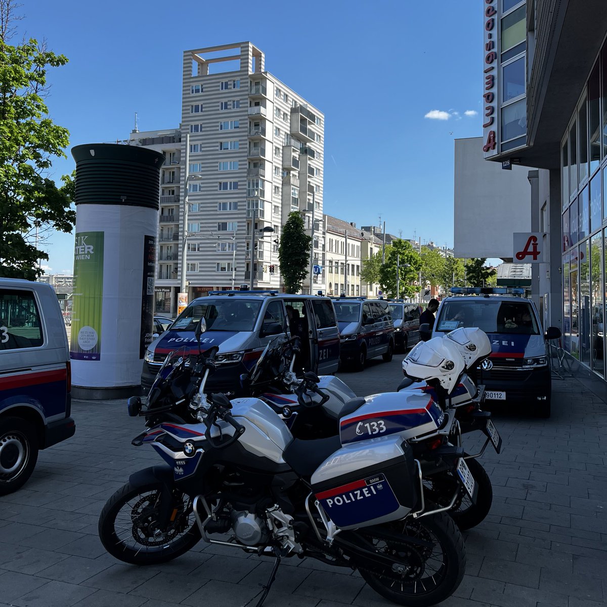 ➡️ 14:44 

In Simmering aktuell noch kaum Demonstranten, aber die Polizei ist im Nahbereich der Kundgebung bereits mit etlichen Einheiten vor Ort.

#w0105 #mayday #wien