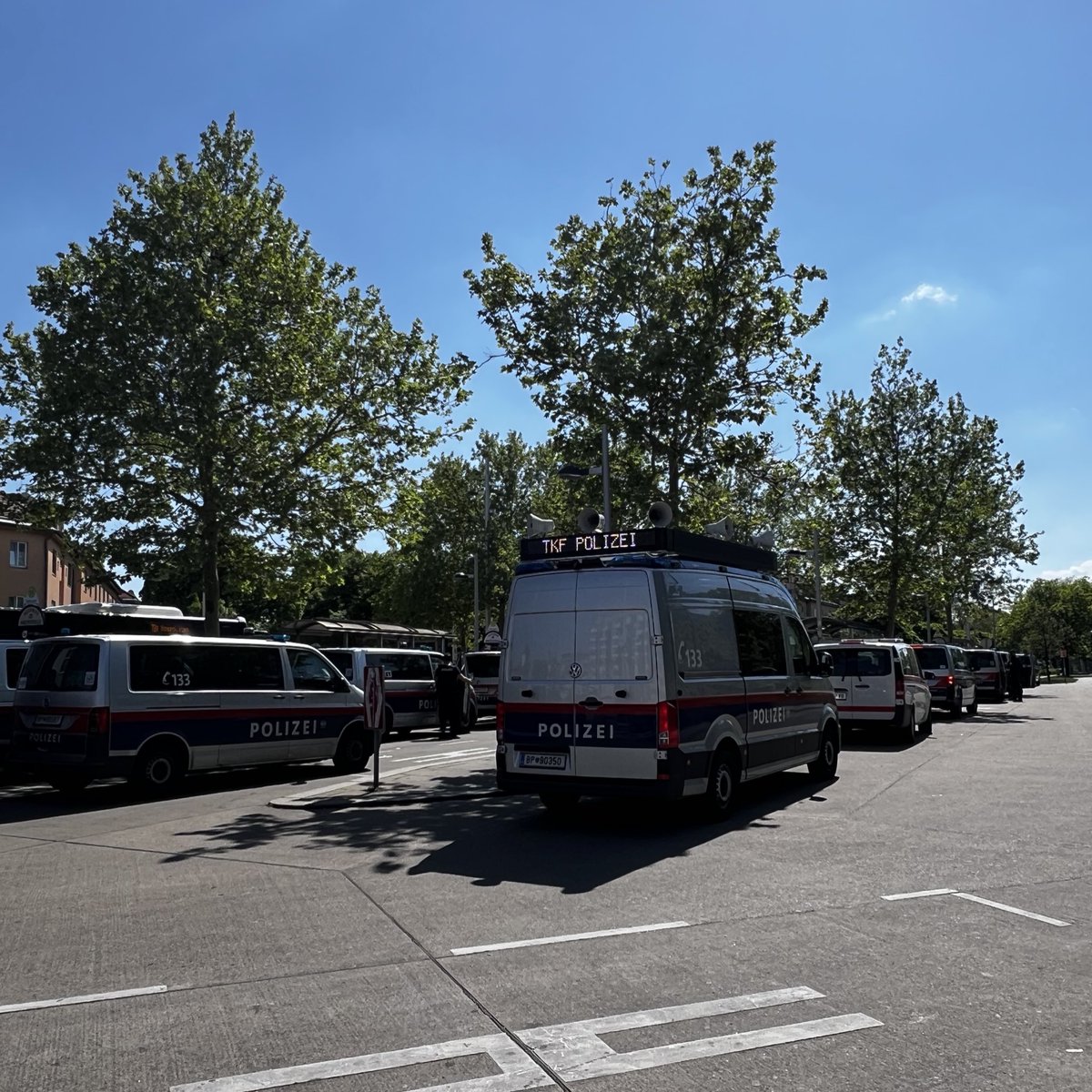 WienReporter's tweet image. ➡️ 14:44 

In Simmering aktuell noch kaum Demonstranten, aber die Polizei ist im Nahbereich der Kundgebung bereits mit etlichen Einheiten vor Ort.

#w0105 #mayday #wien