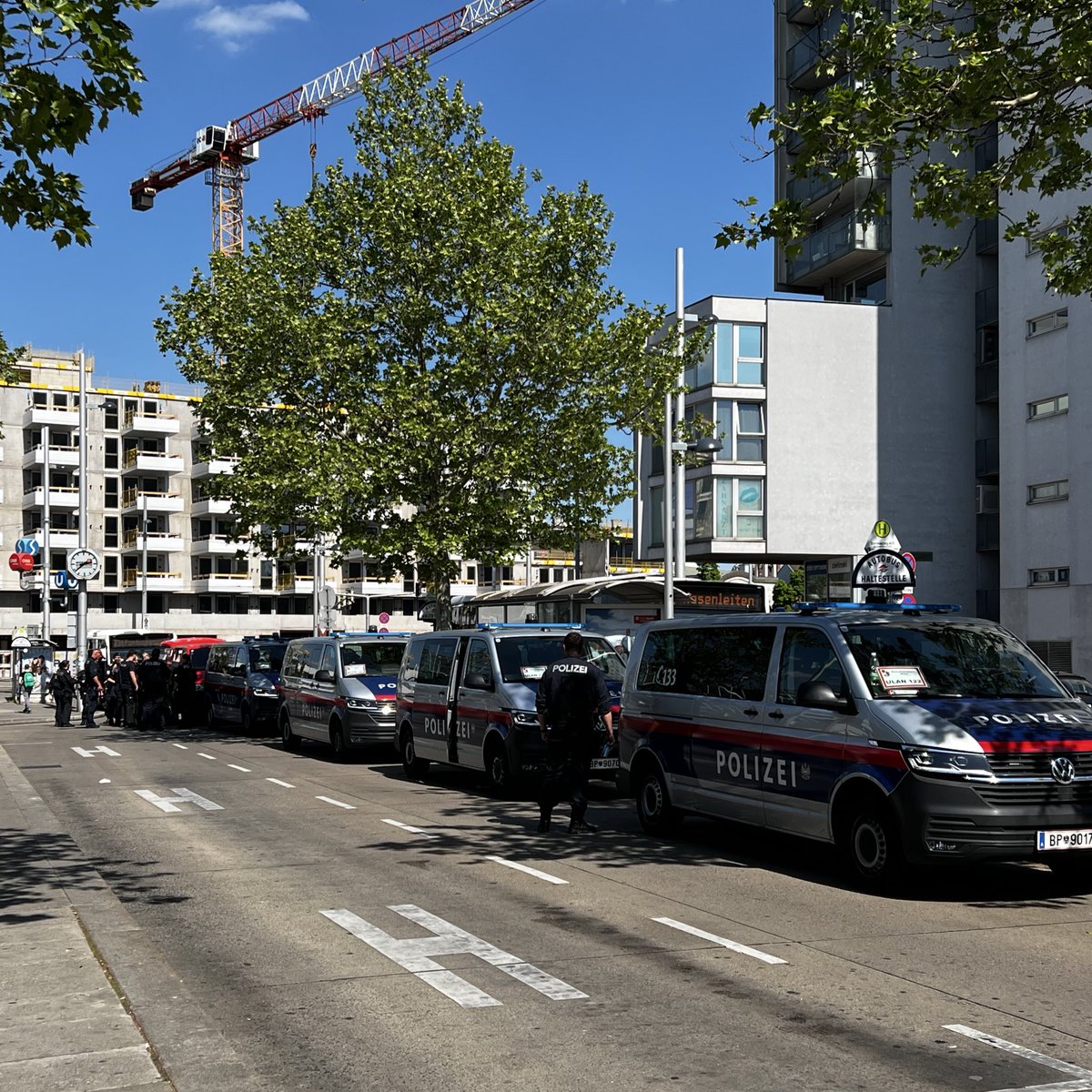 WienReporter's tweet image. ➡️ 14:44 

In Simmering aktuell noch kaum Demonstranten, aber die Polizei ist im Nahbereich der Kundgebung bereits mit etlichen Einheiten vor Ort.

#w0105 #mayday #wien