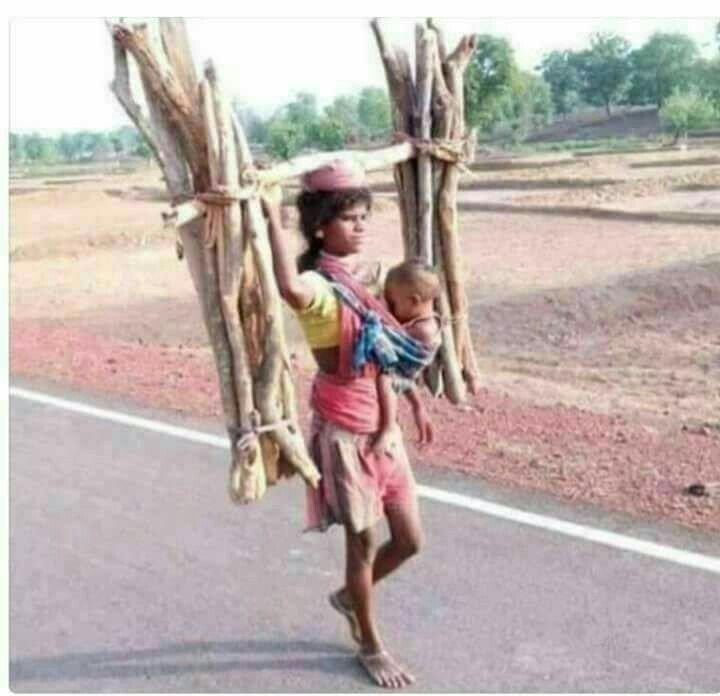 fanhaa12's tweet image. जब देखती हूँ, दो जून की रोटी के लिए इतनी 
मेहनत तो मेरे पास कहने को कुछ नहीं होता 
मेरे अल्फाज़ गूंगे हो जाते हैं 
#InternationalLabourDay