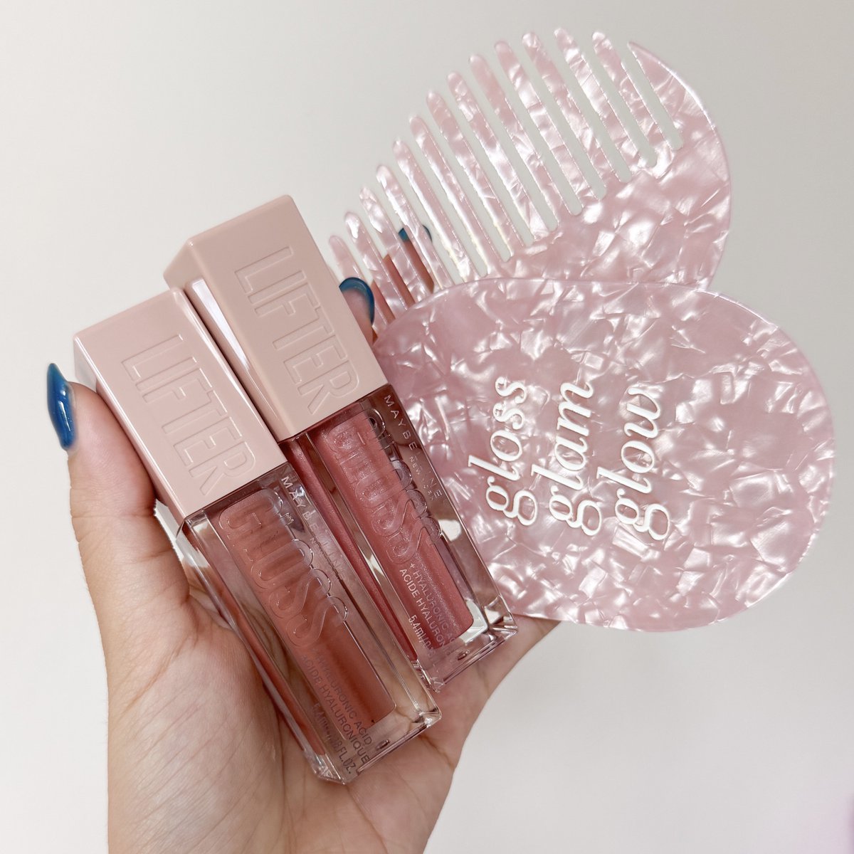 jummbo_'s tweet photo. โอ้ยยย ลอง Maybelline Lifter Gloss ตัวใหม่มาแล้ว คือนางเข้าไทยแล้วนะ! คือโคตรจะสวยยย หัวแปรงใหญ่มากสะใจ ปาดทีเดียวเต็มปากแบบจึ้ง ￼ ตัวนี้เป็นกลอสที่เนื้อฉ่ำมากกก แต่ไม่เหนียวเลย ทาแล้วปากดูเด้งวาวแบบไม่ต้องง้อฟิลเตอร์! ￼ และโนฟิลเลอร์จ่ะ 

สีคือชัดจริงแบบไม่ต้องซ้ำหลายรอบ ปาดปุ๊บ ปากดูอิ่ม ฟู ฉ่ำน้ำขึ้นทันที แล้วเค้าใส่ไฮยาลูรอนิค แอซิดมาด้วยอะ คือไม่ได้สวยแค่เงาๆ แต่มันบำรุงจริง ปากนุ่มลื่นแบบสัมผัสได้เลย ￼

แต่ที่เลิฟสุดคือความวาวของเนื้อลิปอะ มันไม่ใช่วาวเหนอะนะ มันวาวแบบปากดูสุขภาพดี มีออร่าฉ่ำน้ำ แบบบอกไม่ถูก ฟีลเหมือนตื่นมาปากสวยเลยอะ (อินมากจริง ￼￼) แอบกระซิบ  ซื้อออนไลน์ 2 แท่งแล้วแถมกระจกด้วยนะ ตั้งแต่ 4 พ.ค. ตอน 2 ทุ่ม โซคิ้ว
#ลิฟเตอร์กลอสไฮยา
 #ปากฉ่ำฟูโนฟิลเลอร์
#MaybellineThailand