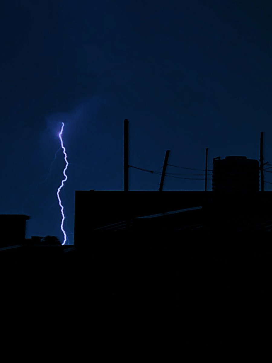 Sai__pixels's tweet photo. #ShotOnSnapdragon
#SnapdragonInMotion
#ShotOnOnePlus
Lightning strikes under a moody purple sky, illuminating the cityscape and distant hills.
#Lightning #Thunderstorm #NightSky #CityLights #NaturePower #StormChaser #ElectricSky #WeatherPhotography https://t.co/ejVHqkYDjb