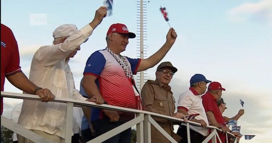 cubadebatecu's tweet image. Con la presencia del líder histórico de la Revolución, General de Ejército Raúl Castro, y el primer secretario del Comité Central del PCC y presidente de la República, @DiazCanelB, inició el desfile por el Día Internacional de los Trabajadores
cubadebate.cu/noticias/2025/…