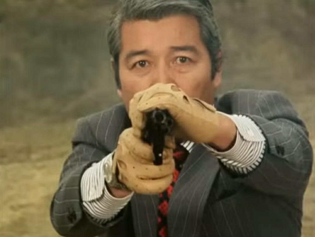 Tokusou1977's tweet photo. #特捜最前線　
１話「愛の十字架」
マガジンの注目は、編集者が選んだ「ベスト・シーン」と「心に響く言葉」これはもう十人十色でしょうね。
因みに私が選ぶベストシーンはラストの課長の歩きタバコ(赤LARKを確認)で、心に響く言葉は、たちばな組組長の「トルコの上がりが少ないがな！」です 嘘。笑 https://t.co/n8OaudNZSl