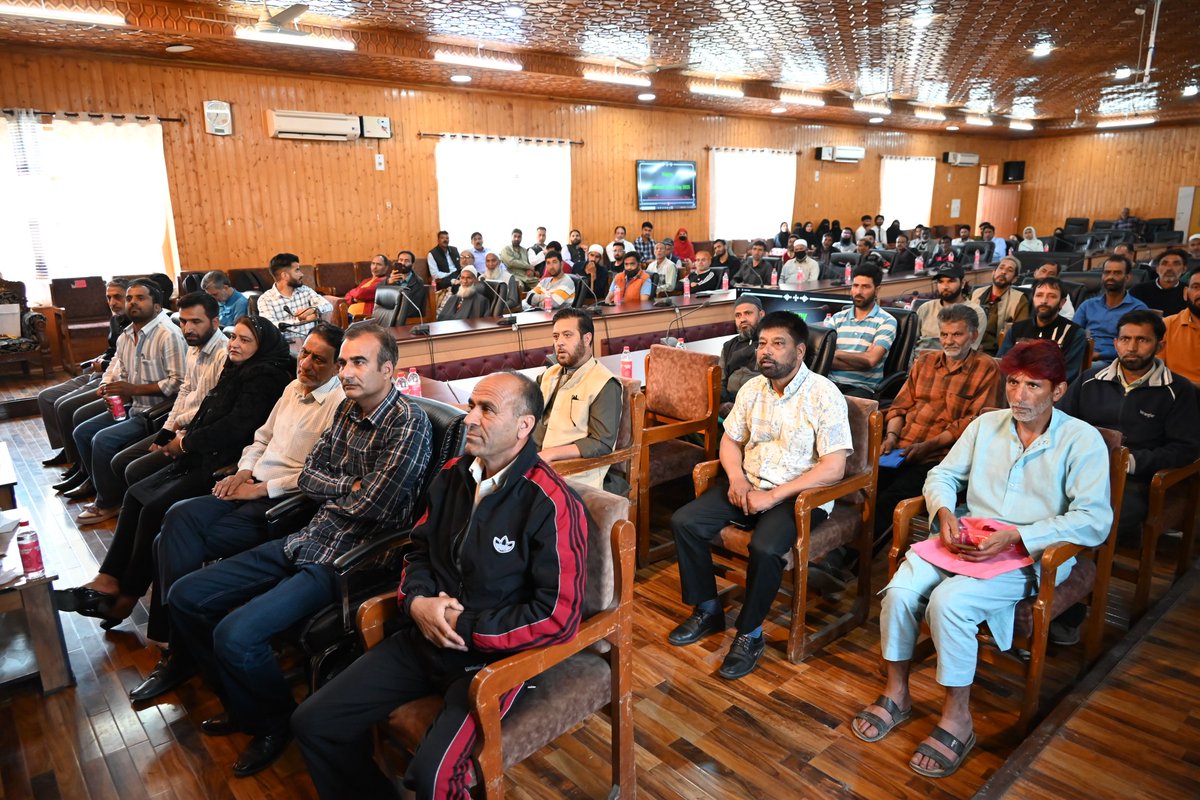 NewspointjK's tweet image. On #InternationalLabourDay, DC Baramulla @mingasherpa inaugurated a medical &amp;amp; grievance redressal camp for #labourers. He encouraged workers to avail benefits of PMJJBY &amp;amp; PMSBY for their financial security.
@diprjk @DICBaramulla