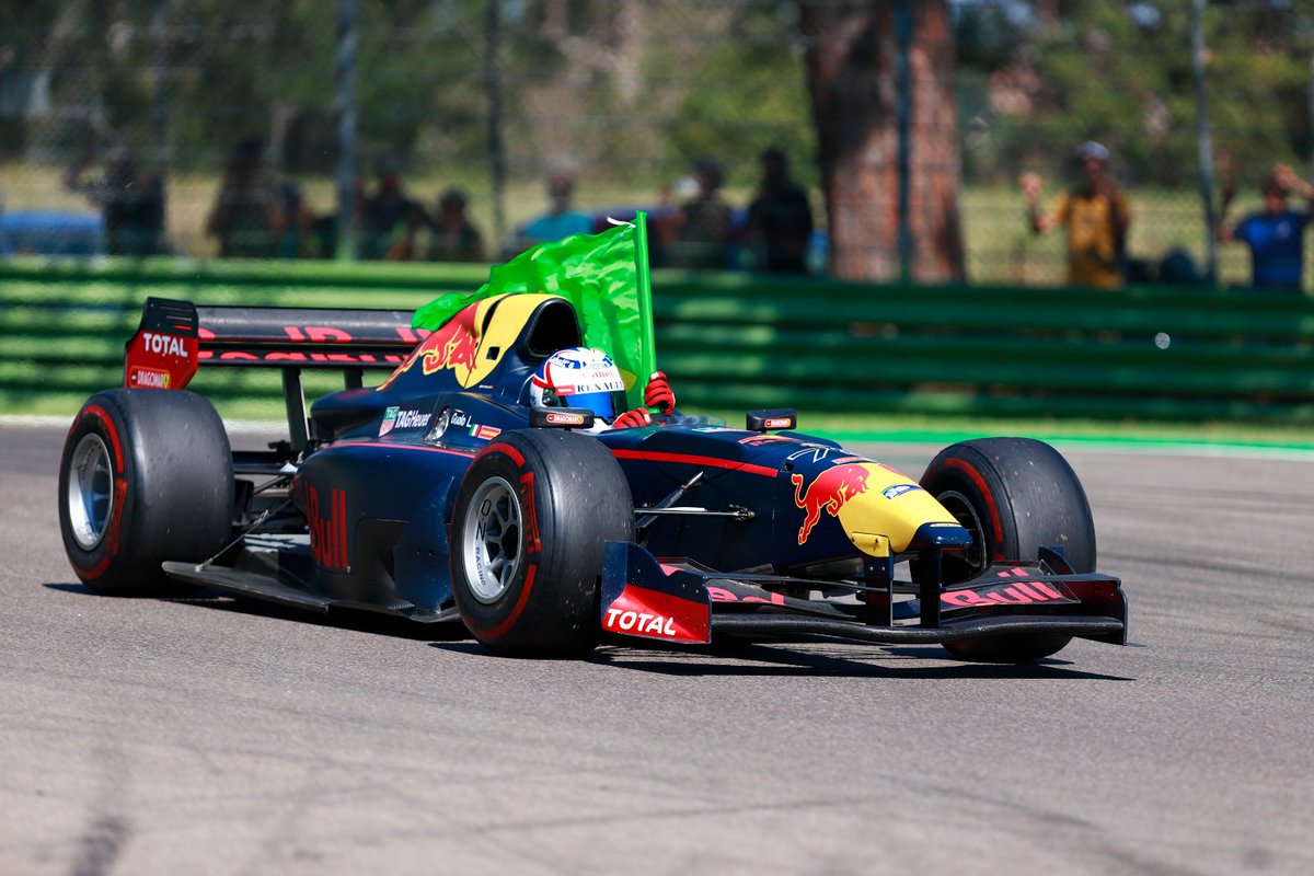 Ciao Ayrton ! 💛💚

Durante l'edizione dell'anno scorso Luca Guolo ha voluto omaggiare il suo idolo, e di tutti noi, Ayrton Senna, sventolando la bandiera brasiliano durante un giro di pista all'Autodromo di Imola al volante della sua Lola F3000

#HystoricMinardiDay #AyrtonSenna
