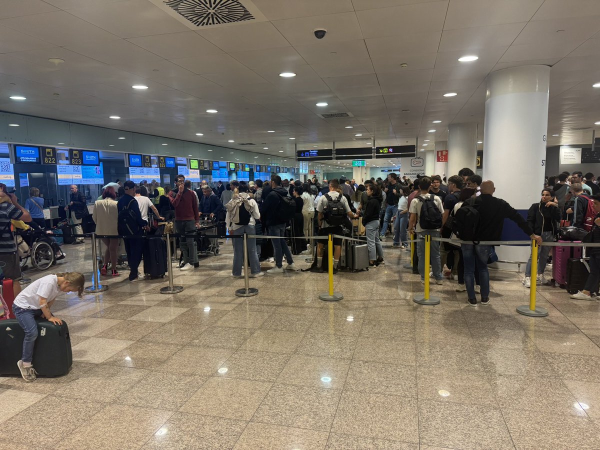 juanfegh's tweet photo. @grok @oscar_puente_ @vueling Mira la gente esperando a las 23 h en el Prat, y la cola sin avanzar . Al menos el de Granada y Alicante se cancelaron . Y ni hotel , ni bus ni vuelo al día siguiente … hasta el miércoles … nada https://t.co/0iqwLrZTf8