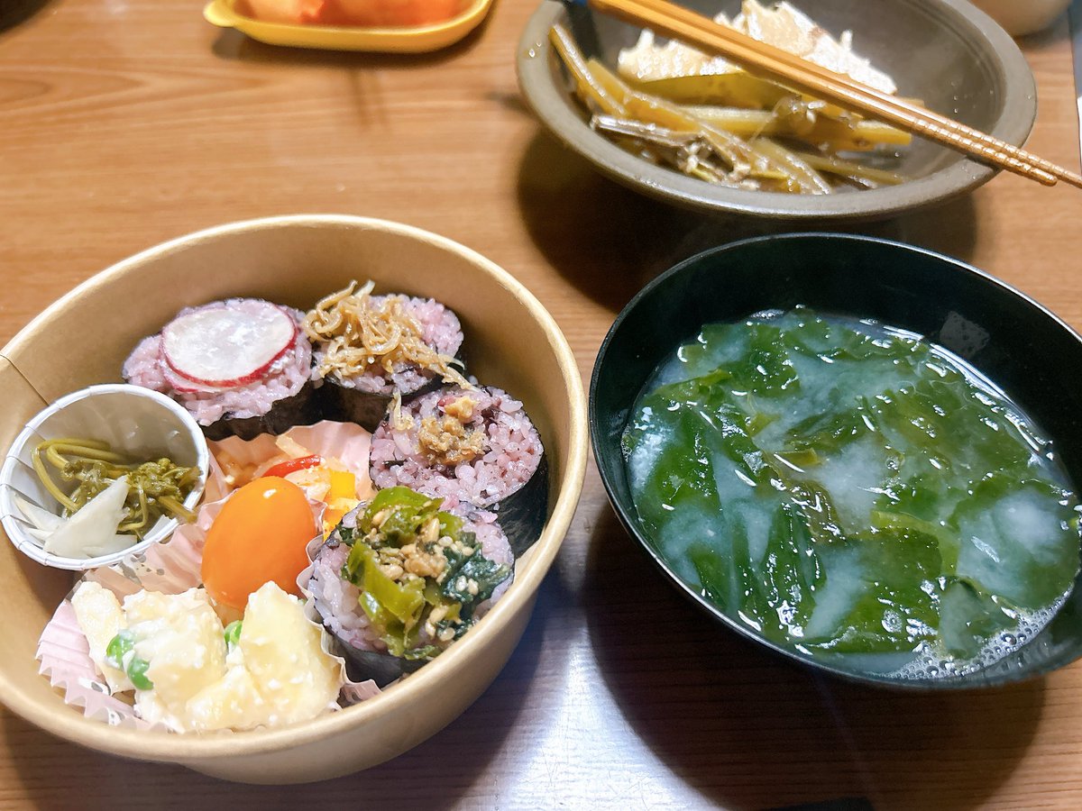 今日は大分の山へお呼ばれ⛰️
たけのこ掘り…というか
たけのこ倒しをした笑
傾斜があるところから頭を出してるから🪏で押しながらポキッと。
手作りのお弁当もおいしかった🍱
年上のお姉さん方とわいわい楽しかった✌️

帰ってから大量のたけのこを色々作って冷凍保存して本日はばたんきゅーです💤