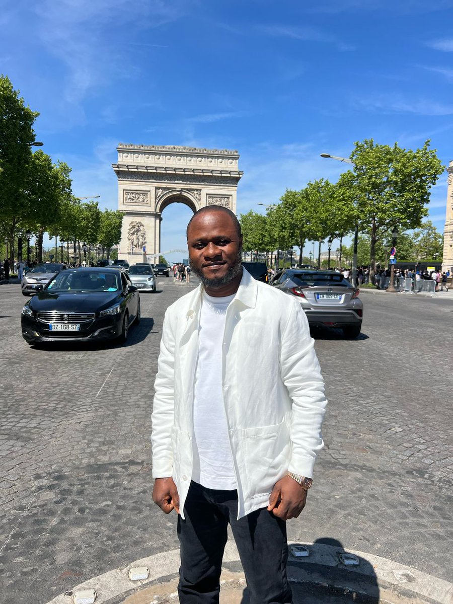 simeonisako13's tweet image. #France: A la Tour #Eiffel et l&apos;arc de #Triomphe à #Paris