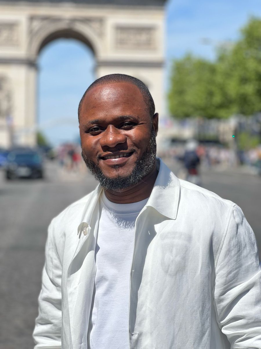 simeonisako13's tweet image. #France: A la Tour #Eiffel et l&apos;arc de #Triomphe à #Paris